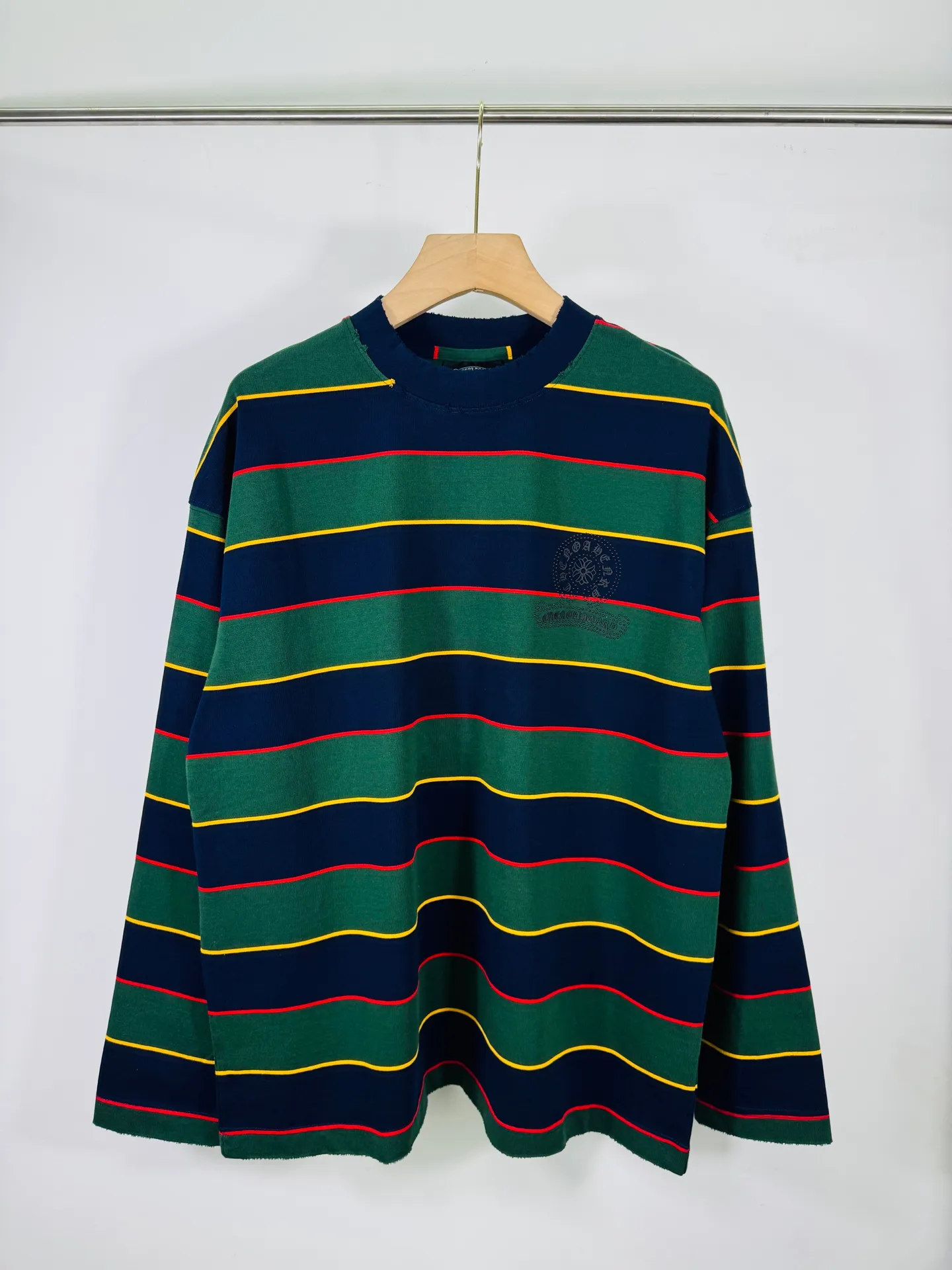 P260 top version, real shot without P, ​​different from market currency) 𝗖𝗵𝗿𝗼𝗺𝗲 𝗛𝗲𝗮𝗿𝘁𝘀/Cro Heart 2025 Autumn and Winter Horseshoe Cross Stripe Couple Casual Long Sleeve 👑The highest version! Customized fabric 320g fabric! Horseshoe cross sticker, a best-selling model in the counter, very comfortable to wear. Accessories: original molded and authenticated collar label➕100% silk wash label. Genuine purchase-grade original hangtag➕matching hanging rope➕3D hanging beads➕original packaging bag. Craftsmanship: The original version has consistent wiring! The highest version of the armhole matching technique! Color: Brown Green Size: S M L XL Style No.: 5193